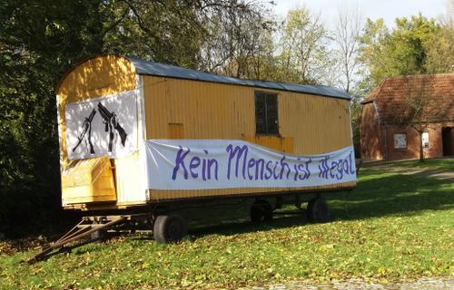 Der Hofraum stimmt bereits auf die Sonderausstellung ein. 