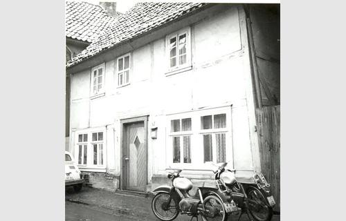 Mopeds und Motorräder waren in den 1960er-Jahren der Wunschtraum vieler Jugendlicher, Lügde 1964. Foto: Renate Brockpähler (Archiv Volkskundliche Kommission)
