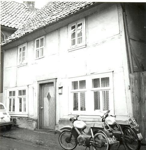Mopeds und Motorräder waren in den 1960er-Jahren der Wunschtraum vieler Jugendlicher, Lügde 1964. Foto: Renate Brockpähler (Archiv Volkskundliche Kommission) (vergrößerte Bildansicht wird geöffnet)