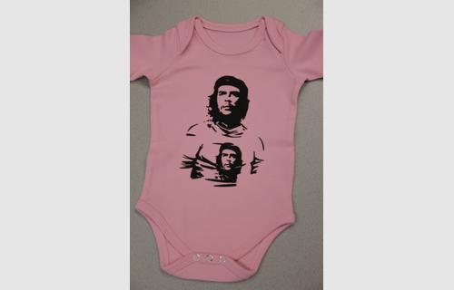 Auf Babybodys und anderen Merchandise-Artikeln findet man heute eine Stilikone der 68er-Bewegung. 