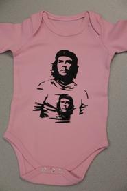 Auf Babybodys und anderen Merchandise-Artikeln findet man heute eine Stilikone der 68er-Bewegung.  (vergrößerte Bildansicht wird geöffnet)