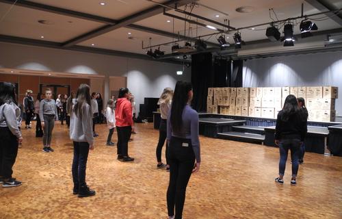 Proben für ein selbst erarbeitetes Theaterstück (SchülerInnen der Klasse 8, Kurs Darstellen und Gestalten, Karla-Raveh-Gesamtschule, Lemgo) (Foto: Doris Eulenstein)