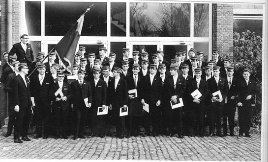 Abiturientia mit Schülermützen, Gymnasium Paulinum, Münster 1966 (Foto: Jochen Dirichs) (vergrößerte Bildansicht wird geöffnet)
