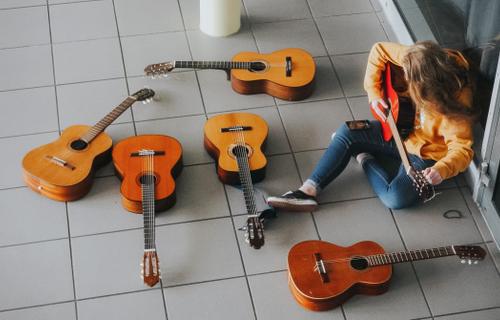 Eine Schülerin beim Stimmen der Gitarren während des Musikworkshops in Lemgo.