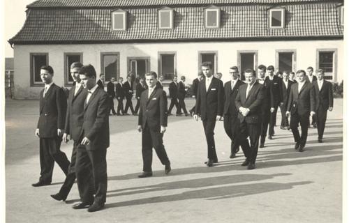 Am Tag der Entlassung protestierten die Abiturienten des Engelbert-Kaempfer-Gymnasiums gegen den Ausschluss ihrer Mitschüler, indem sie ihre Plätze symbolisch freiließen. Friedrich B. als Vierter von links. Foto: privat