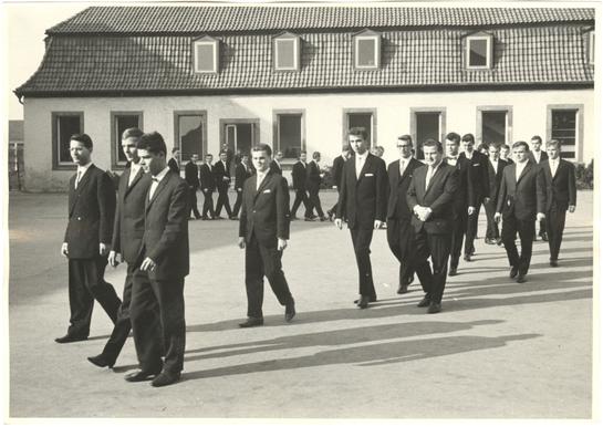 Am Tag der Entlassung protestierten die Abiturienten des Engelbert-Kaempfer-Gymnasiums gegen den Ausschluss ihrer Mitschüler, indem sie ihre Plätze symbolisch freiließen. Friedrich B. als Vierter von links. Foto: privat (vergrößerte Bildansicht wird geöffnet)